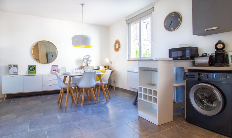 Dining area, minibar, toaster, washing machine