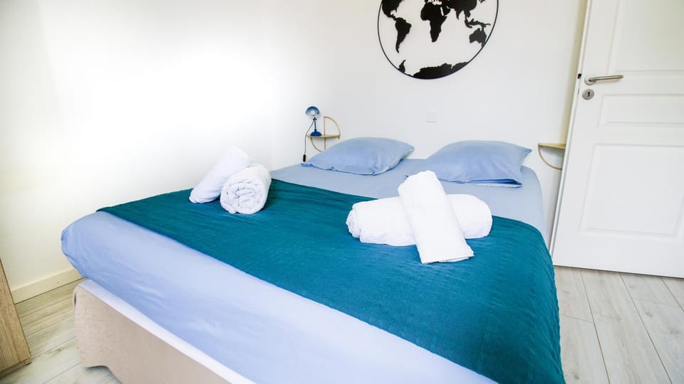 Bed, Photo of the whole room, Bedroom, towels