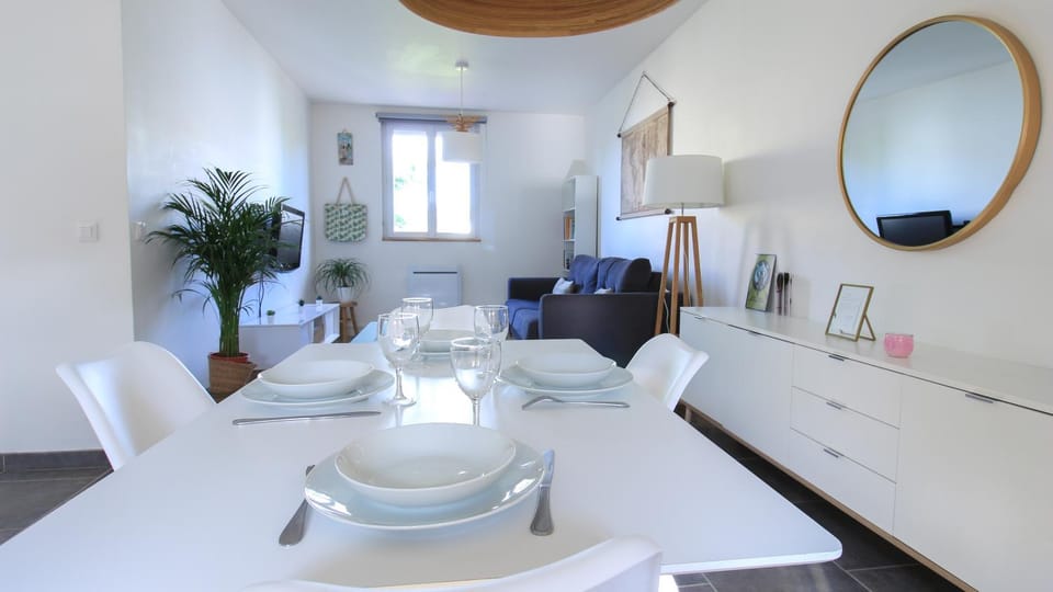 Living room, Dining area