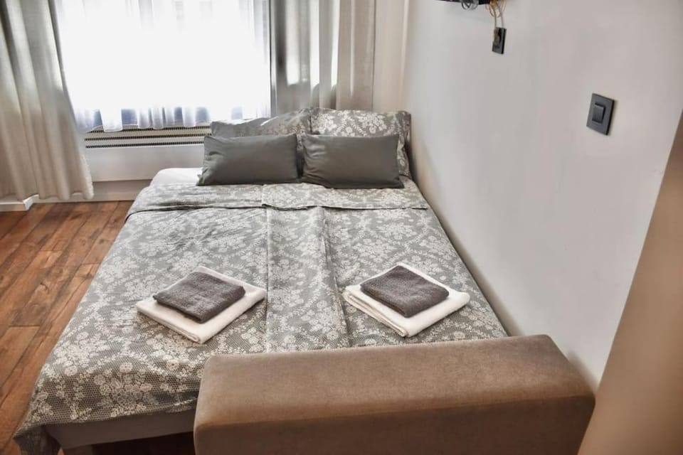 Bed, towels