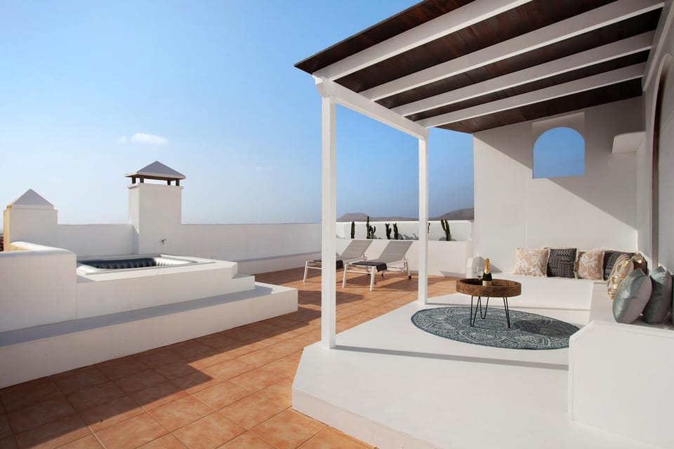 Property building, Balcony/Terrace, Living room