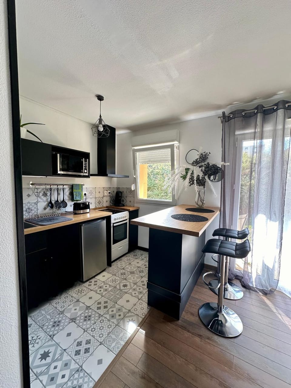 Dining area, minibar, pet friendly, stove