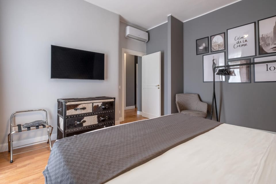 Bed, TV and multimedia, Photo of the whole room, Bedroom, hair dresser, air conditioner
