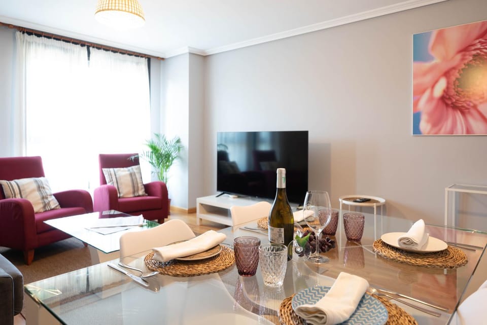 Communal lounge/ TV room, TV and multimedia, Living room, Seating area, Dining area