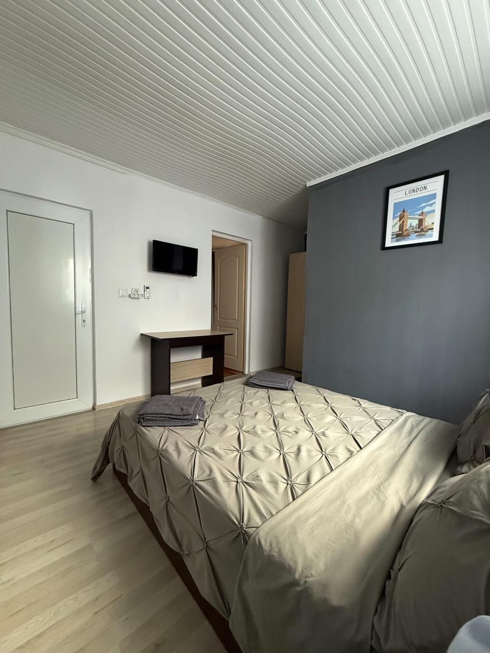Photo of the whole room, Bedroom