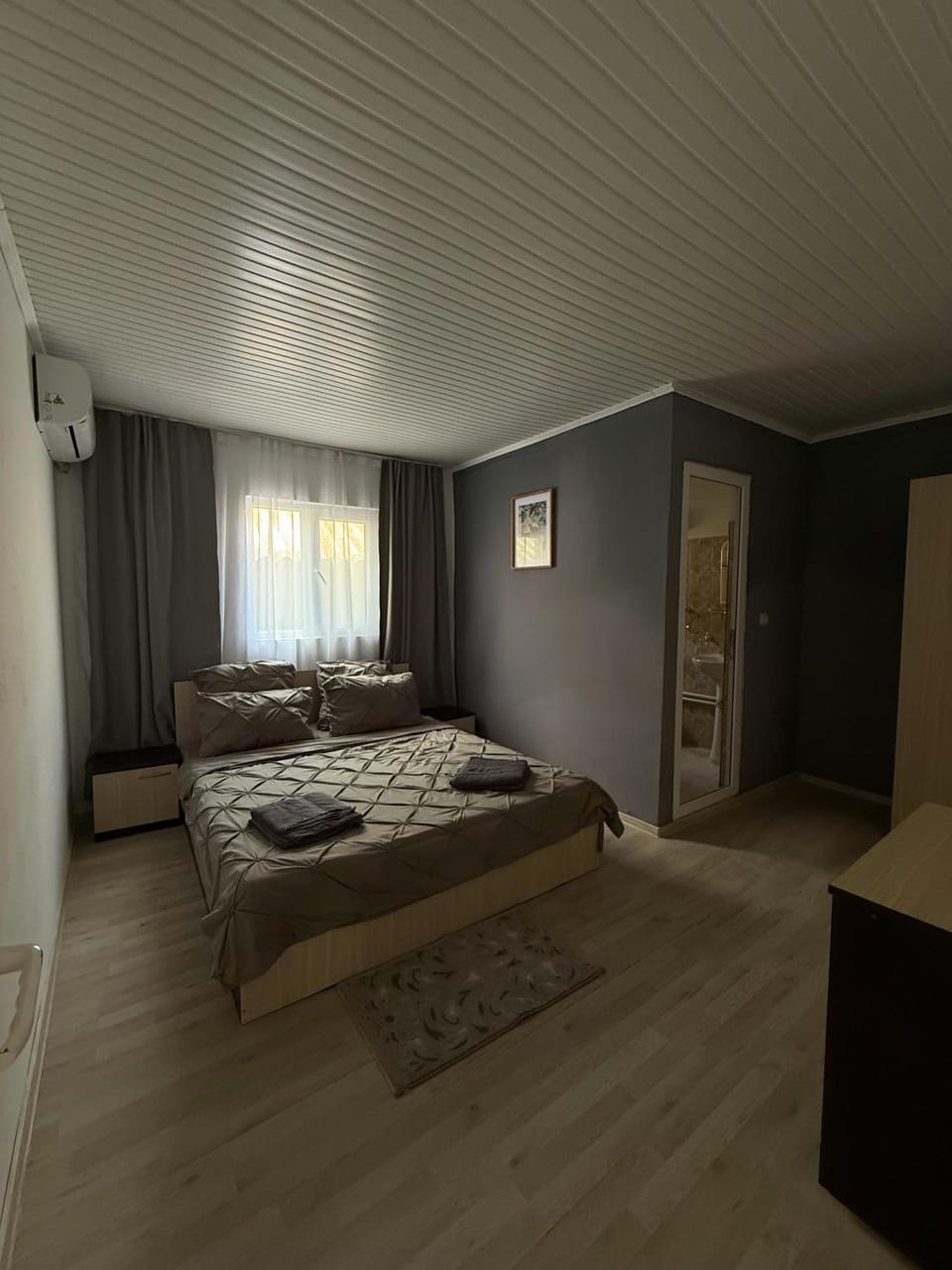 Photo of the whole room, Bedroom