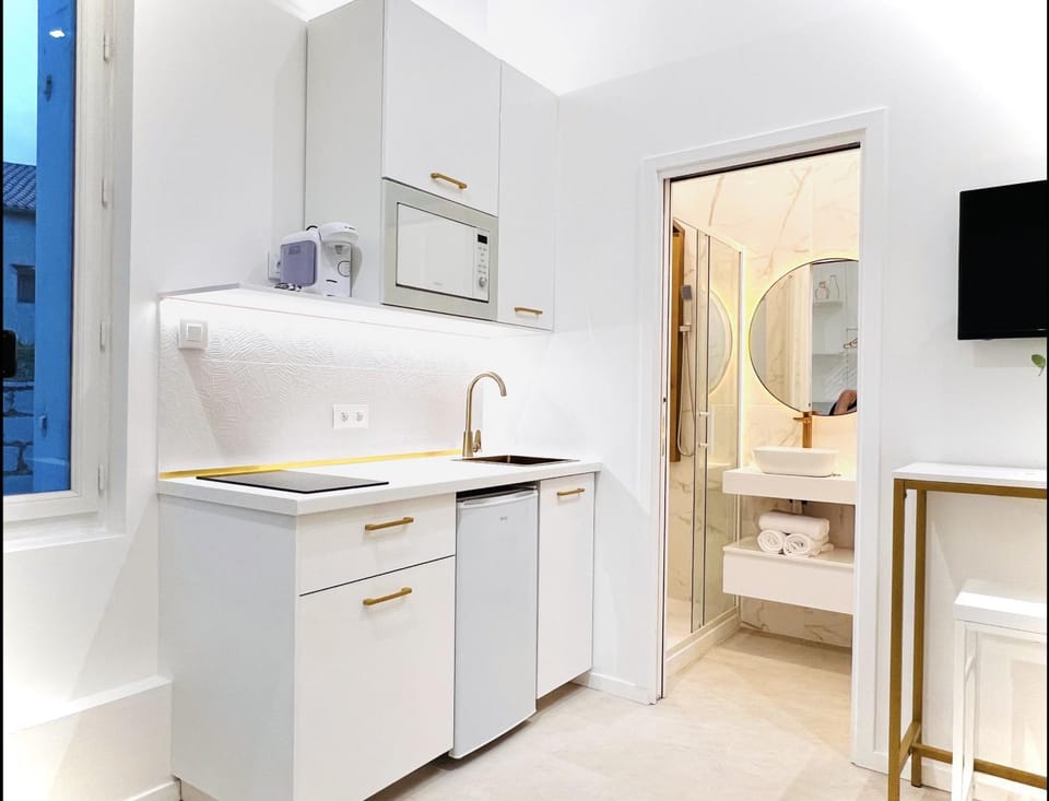 Bathroom, Kitchen or kitchenette, kitchen