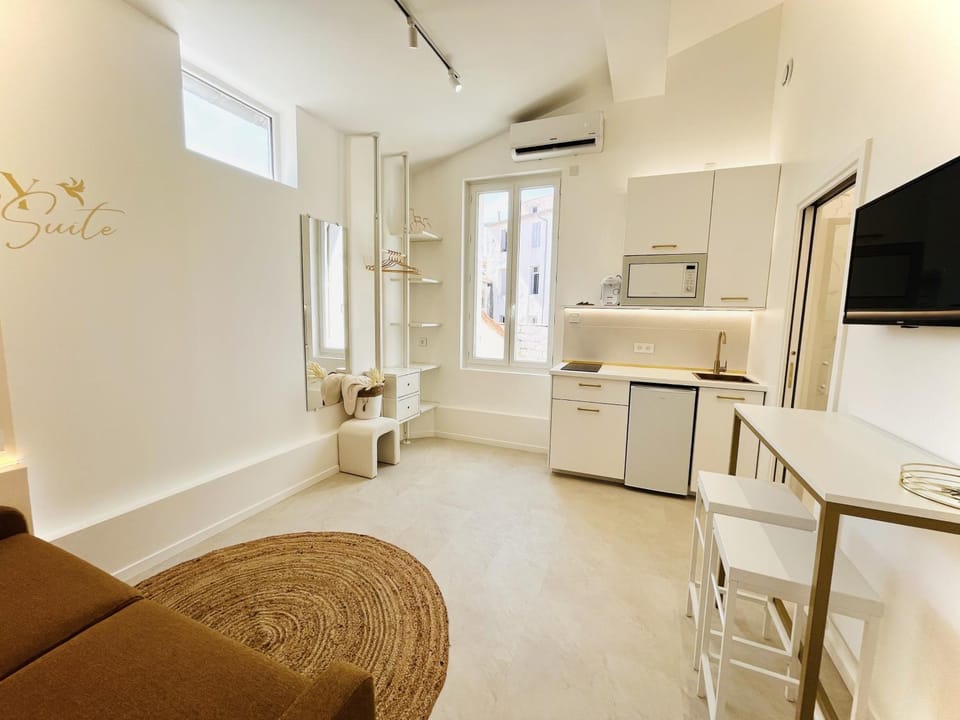 TV and multimedia, Kitchen or kitchenette, Living room, Seating area, Dining area, air conditioner