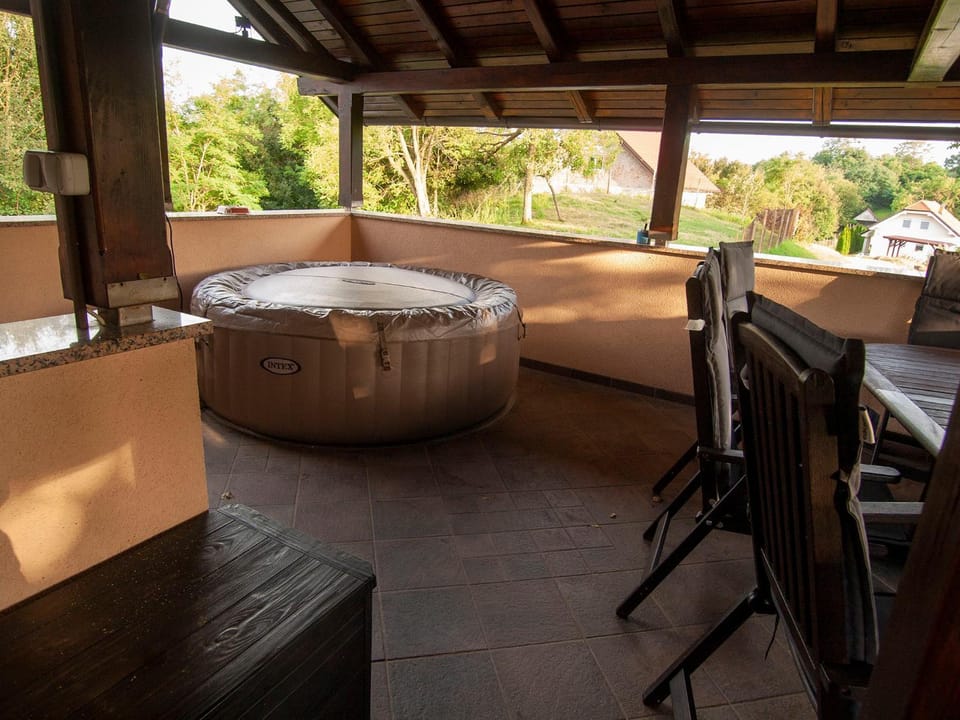 Hot Tub, Hot Tub, Balcony/Terrace, Balcony/Terrace, Seating area