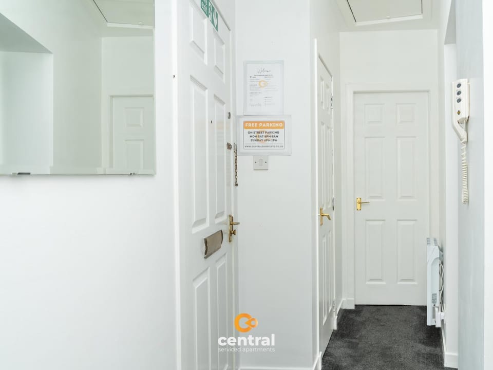 Trades Lane by CENTRAL SERVICED APARTMENTS - Cosy 1 Bedroom - Central Location - Walk Away from Waterfront - Walk Away to Bus & Train Station - Long Stays Welcome Apartment in Dundee
