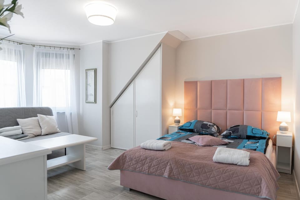 TV and multimedia, Photo of the whole room, Bedroom, internet