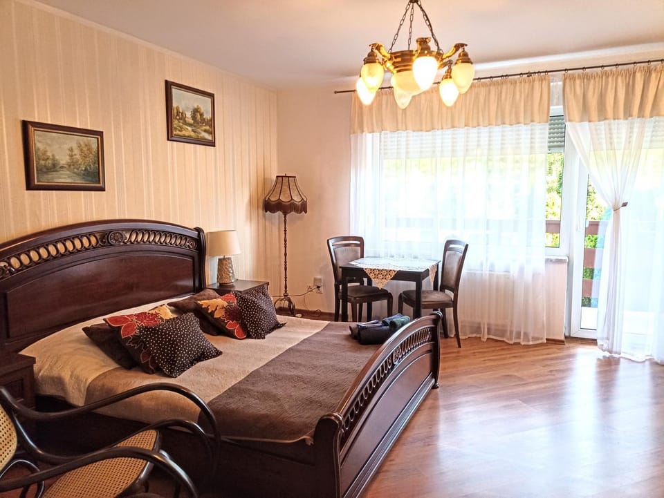 Bed, Photo of the whole room, Seating area, Bedroom