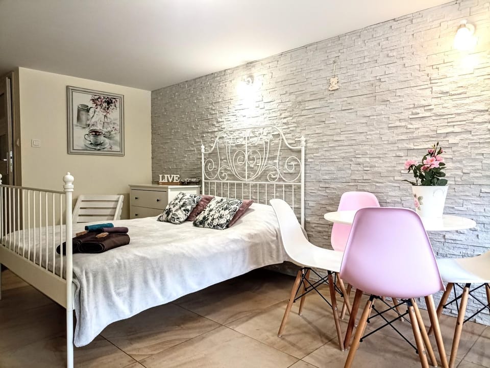 Bed, Photo of the whole room, Seating area