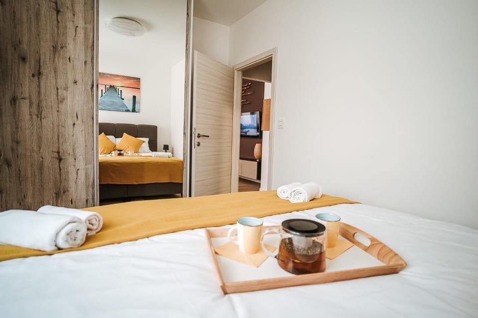 Bed, Photo of the whole room, Bedroom, towels