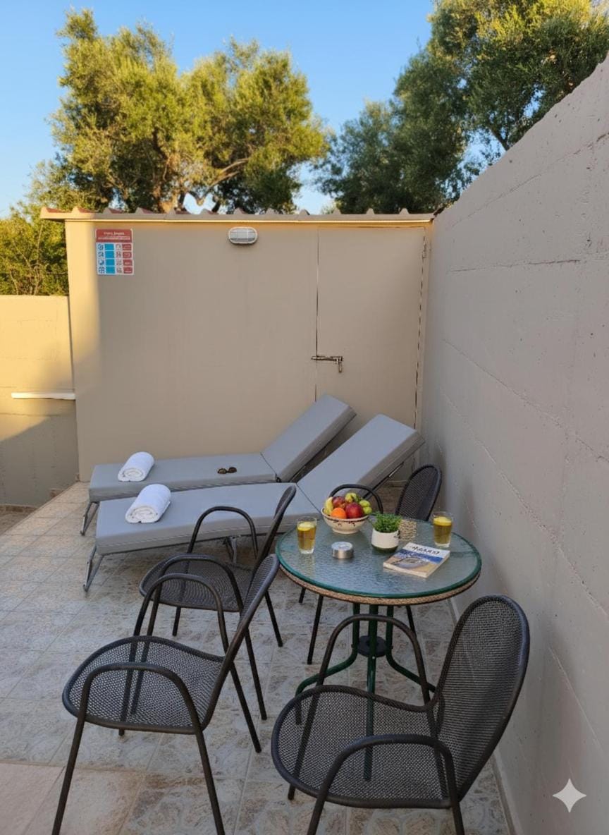 Patio, Balcony/Terrace, Swimming pool, sunbed