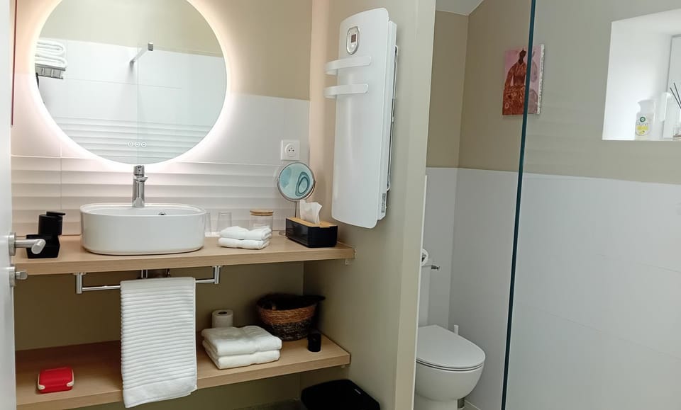 Shower, Toilet, Bathroom, towels