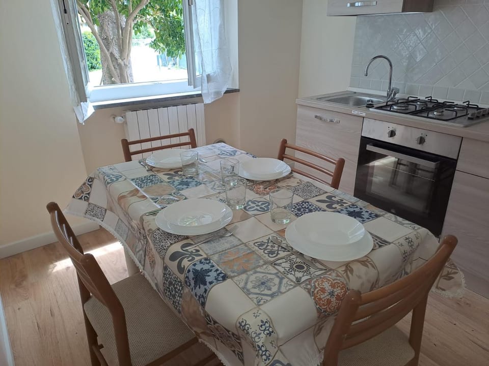 Kitchen or kitchenette, Dining area