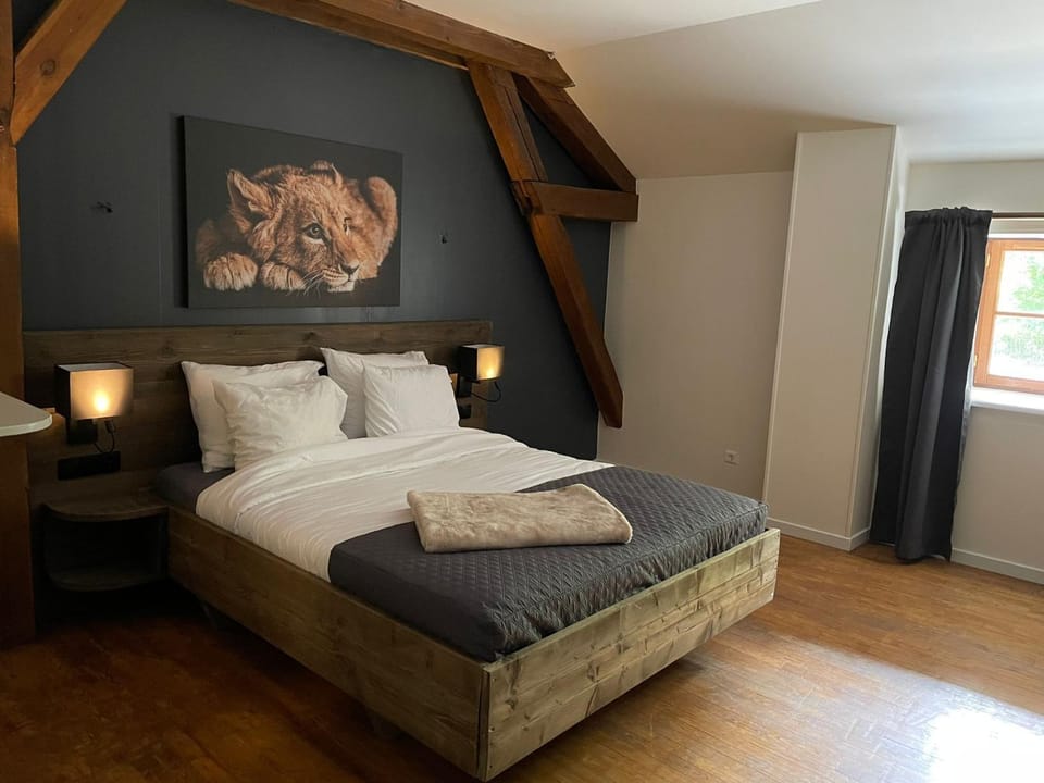 Bed, Photo of the whole room, Bedroom, towels