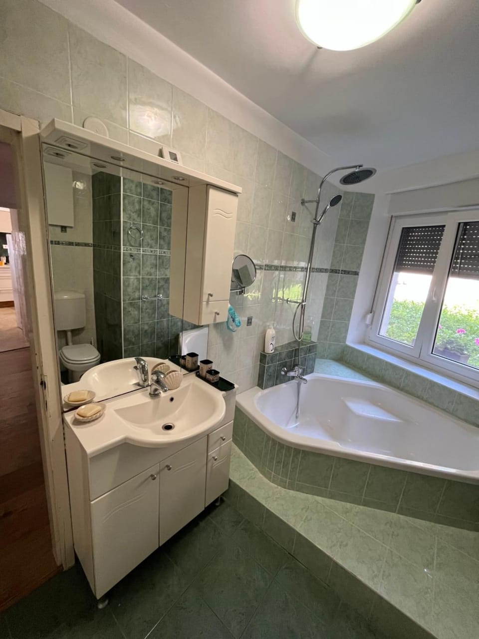 Hot Tub, Bathroom