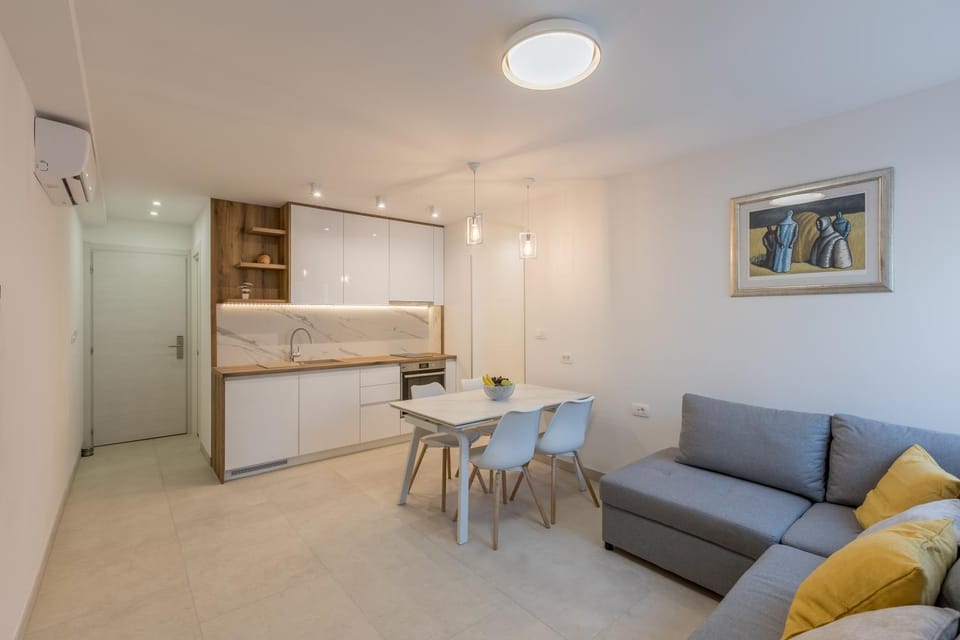 Dining area, kitchen
