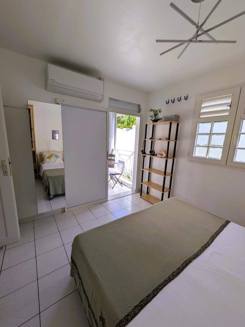 Photo of the whole room, Bedroom