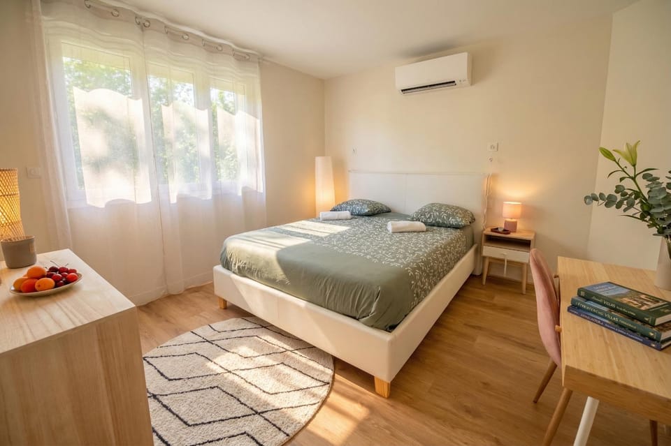 Photo of the whole room, air conditioner