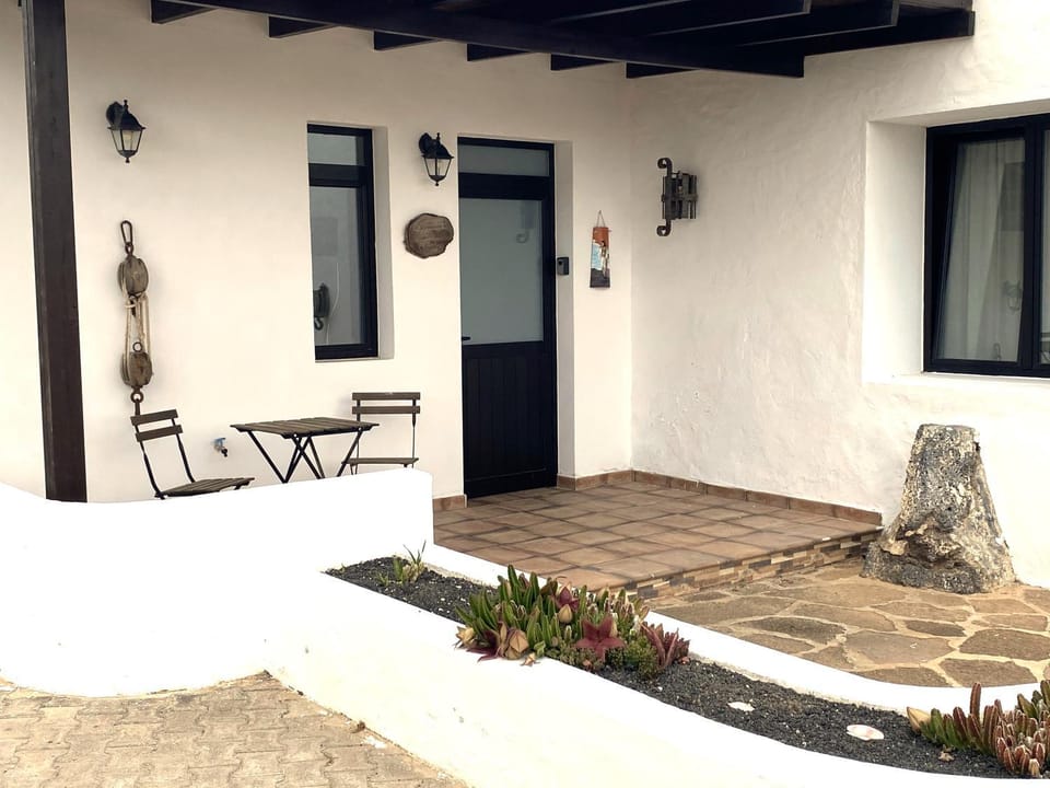 Facade/entrance, Balcony/Terrace