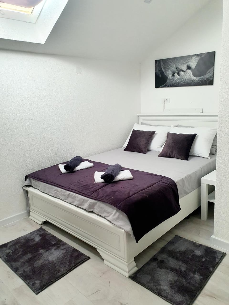 Bed, Bedroom, towels