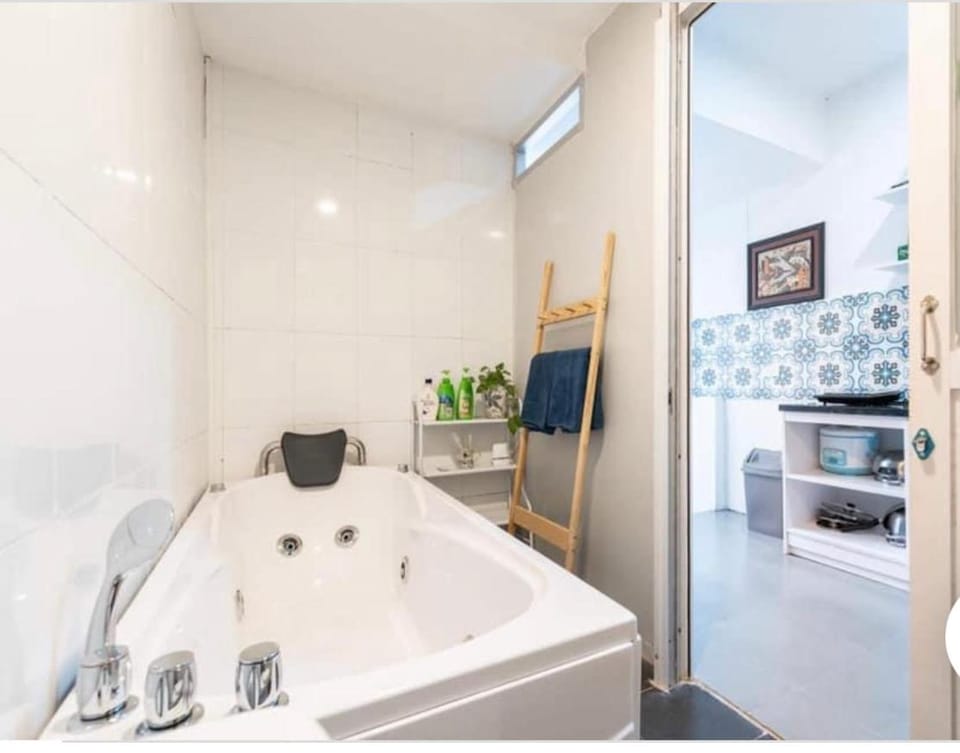 Bathroom, Bath, towels
