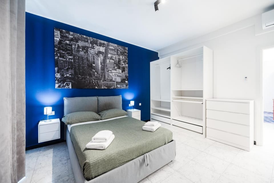 Bed, Photo of the whole room, Seating area, Bedroom, towels