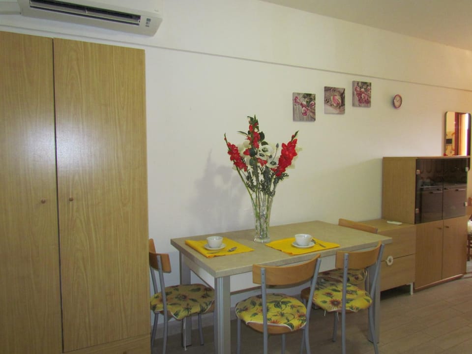 Seating area, air conditioner