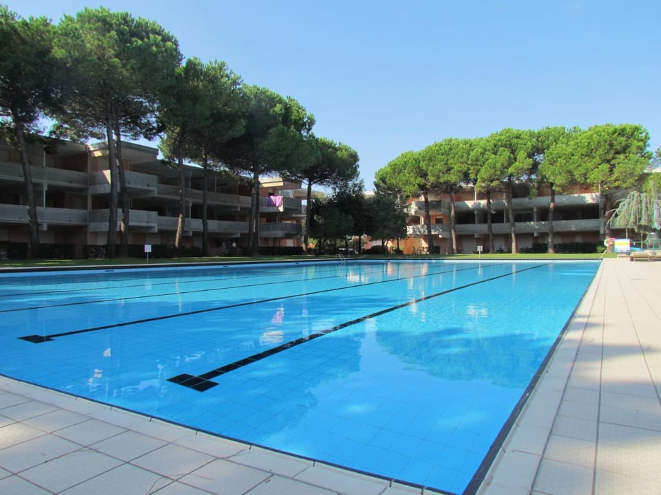 Day, Swimming pool