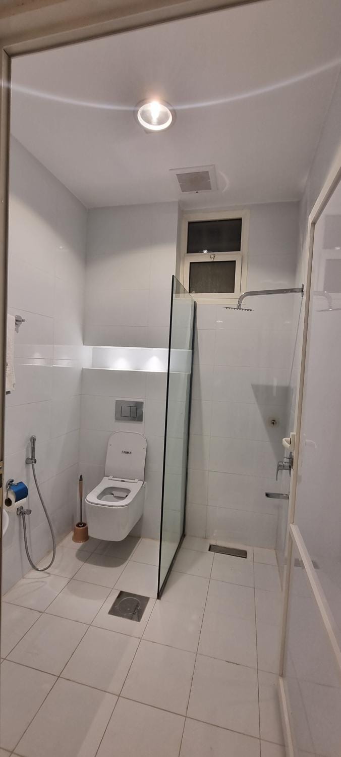 Shower, Toilet