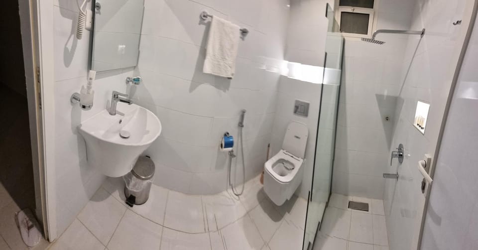Shower, Toilet