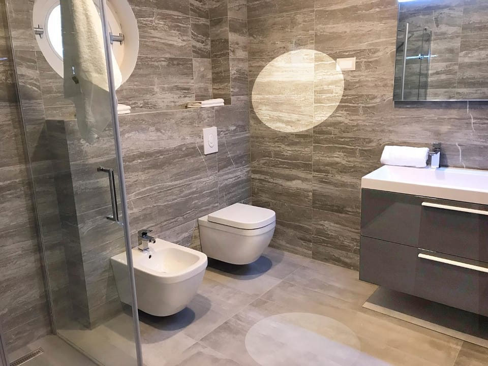 Shower, Toilet, Bathroom, bidet, towels