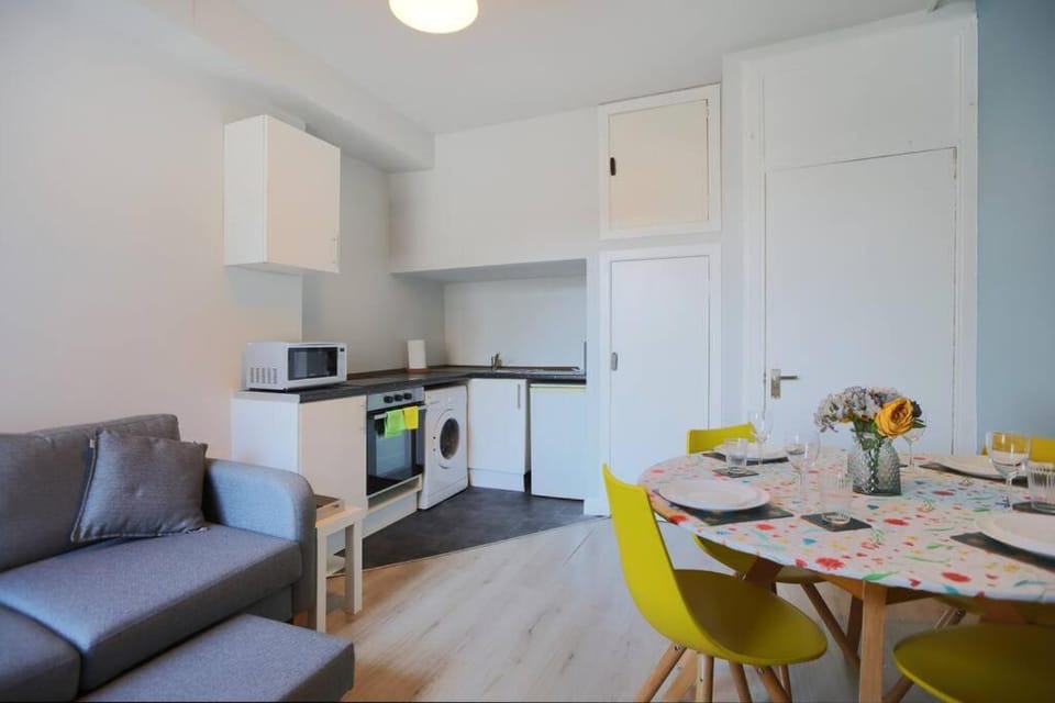 Cosy & Central Broughton 2BR Apt near City Centre Apartment in Edinburgh