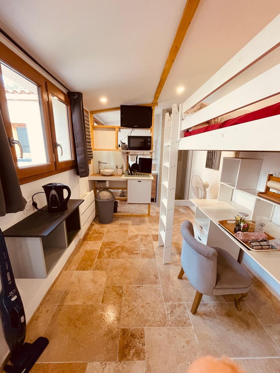 Kitchen or kitchenette, Seating area, Dining area, oven, stove