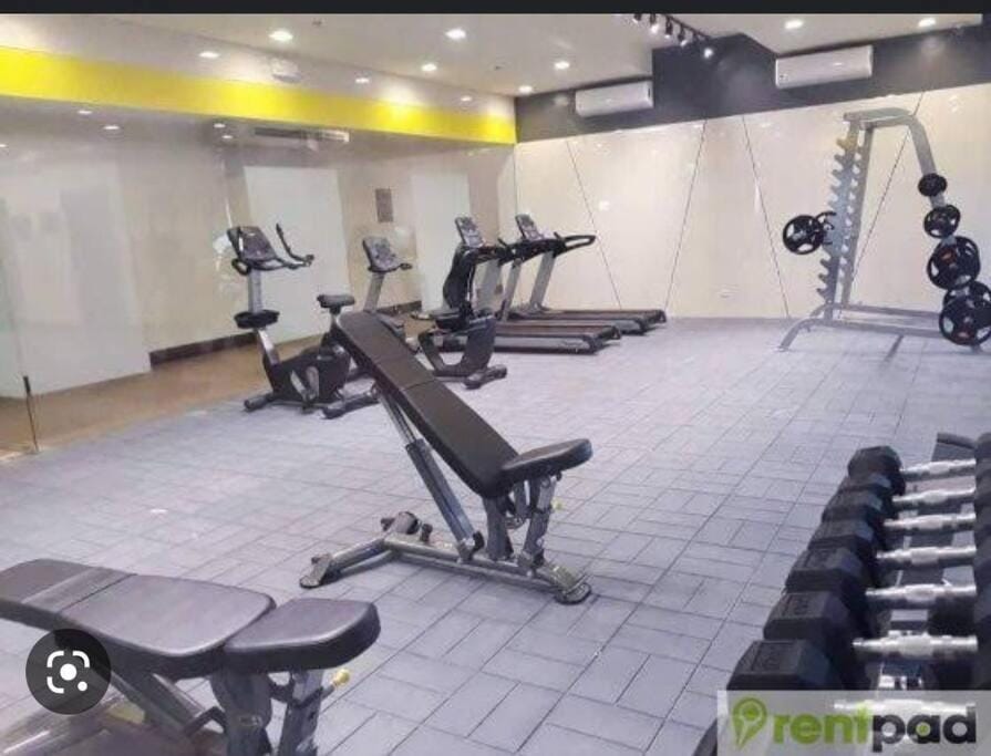 2-BR COZY condo 200mbpsFiberWiFi/Netflix/pool/WFH Apartment in Mandaluyong