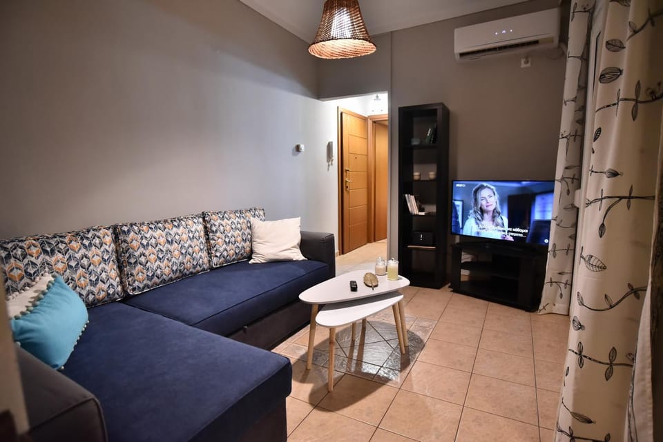 TV and multimedia, Living room, Seating area, Evening entertainment, air conditioner