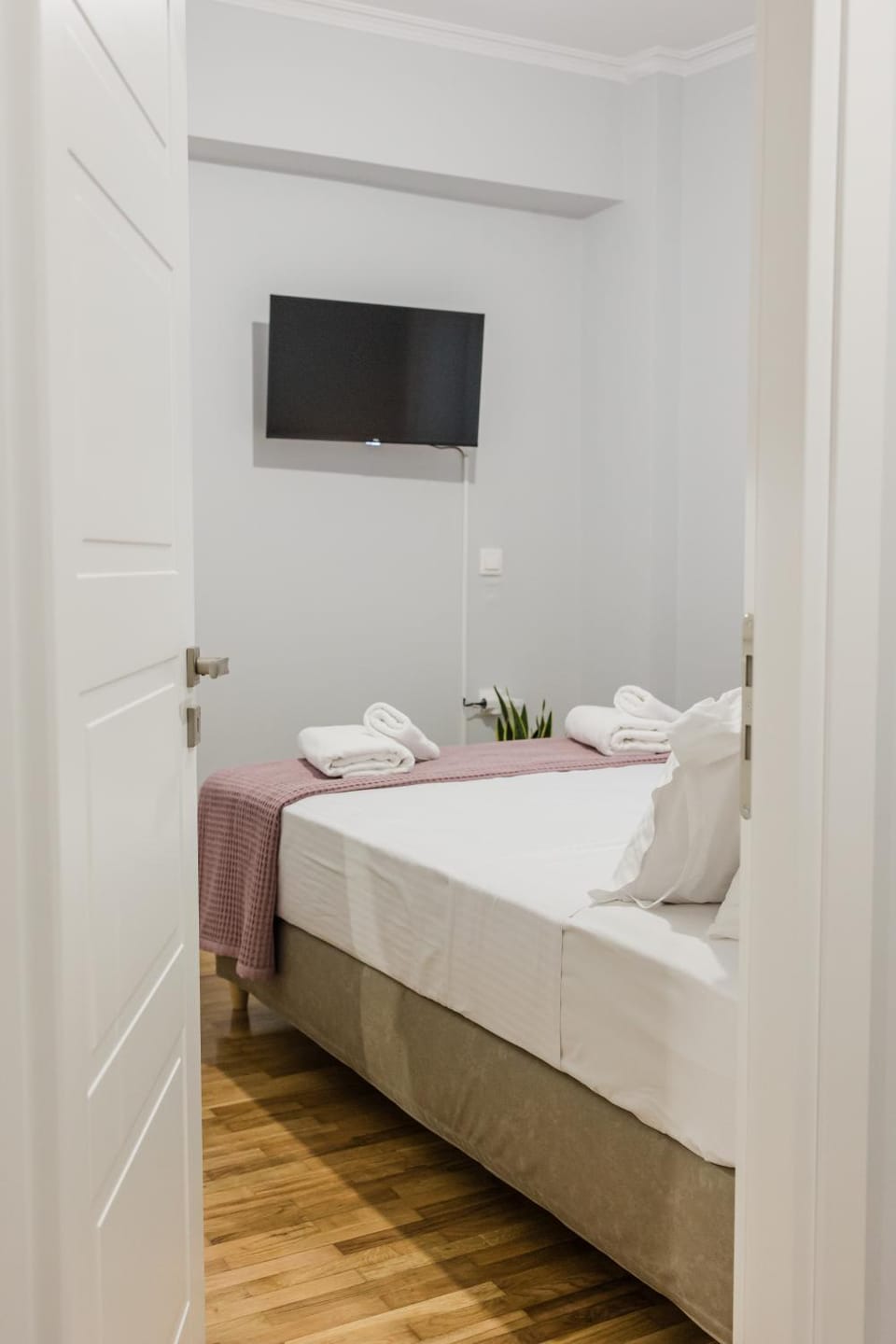 Bed, TV and multimedia, Photo of the whole room, Bedroom, towels