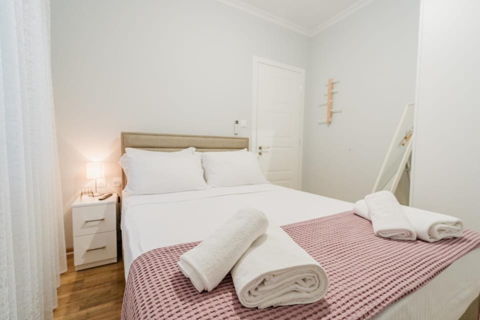 Bed, Photo of the whole room, Bedroom, towels