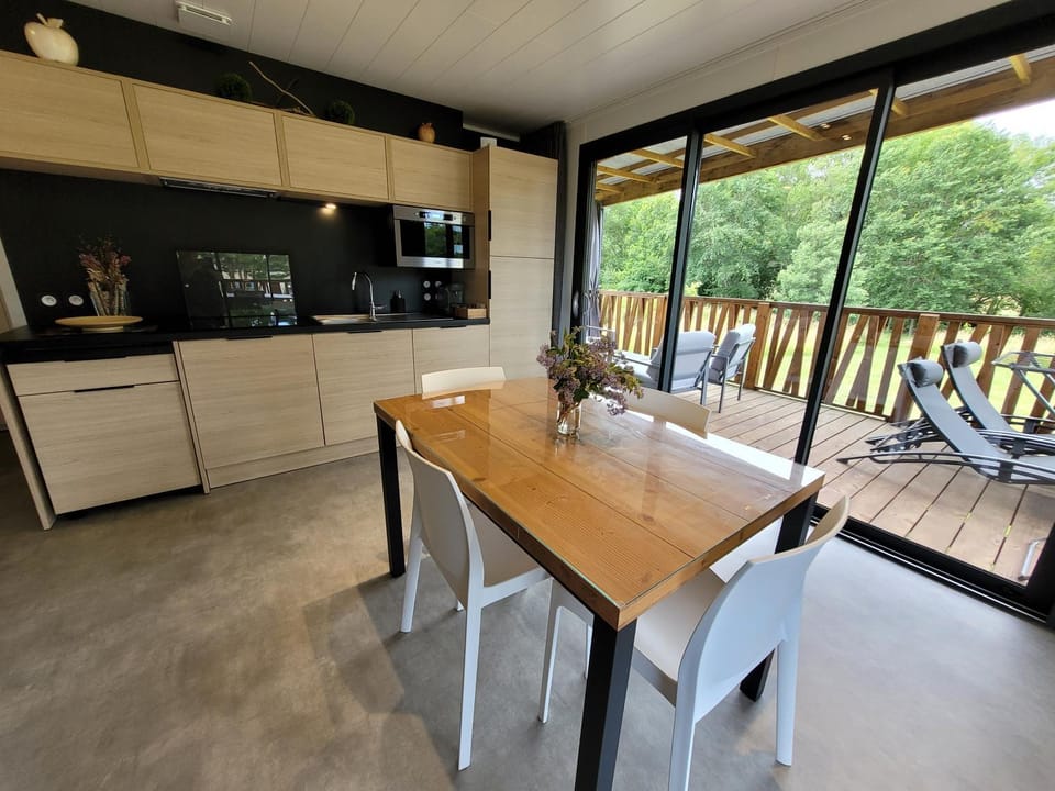 Garden view, stove, sunbed, washing machine, kitchen