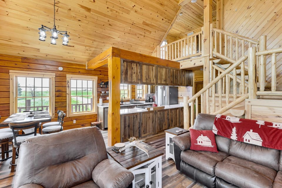 Peaceful Wyoming Cabin w/ Spacious Deck & Wet Bar! Cabin in Black Hills