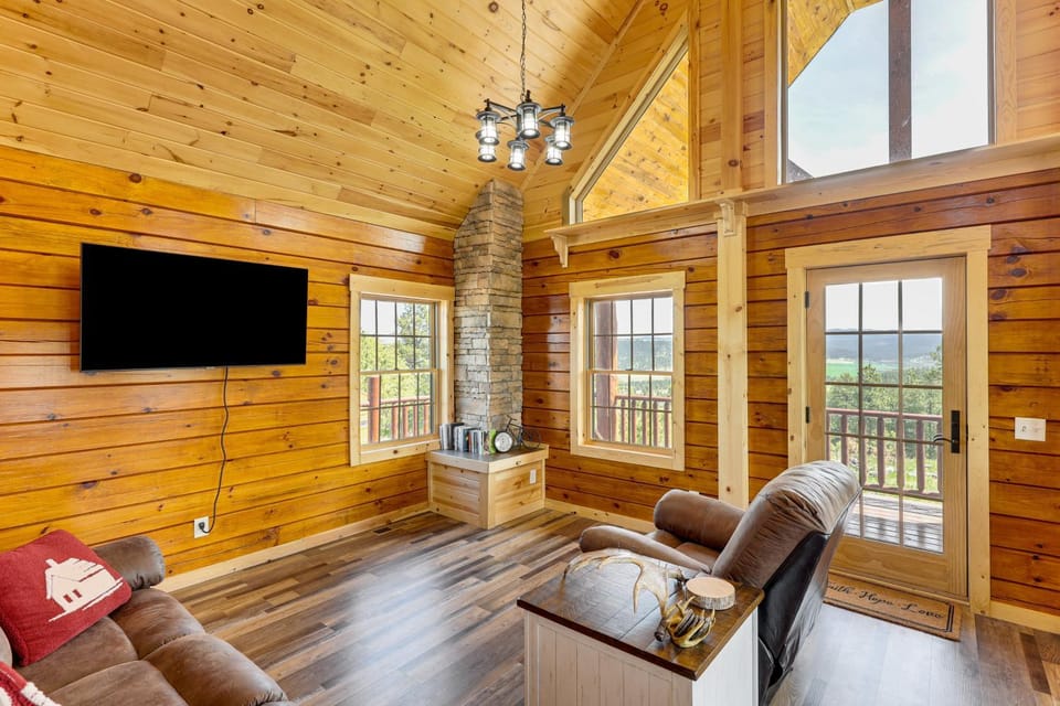 Peaceful Wyoming Cabin w/ Spacious Deck & Wet Bar! Cabin in Black Hills