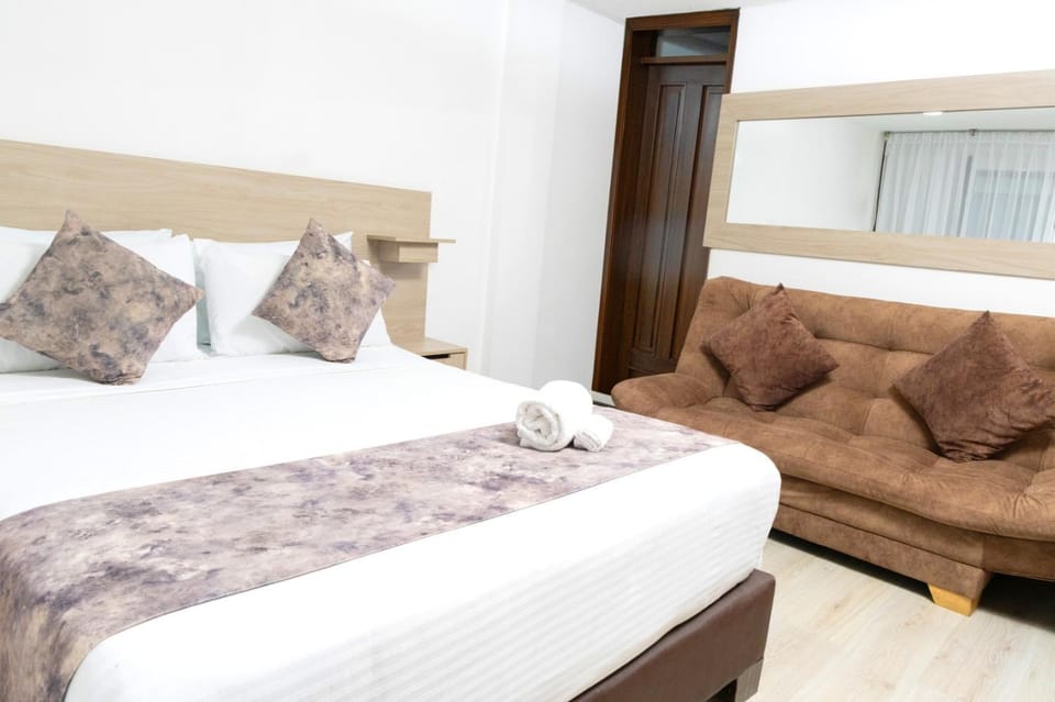 Seating area, Bedroom, towels