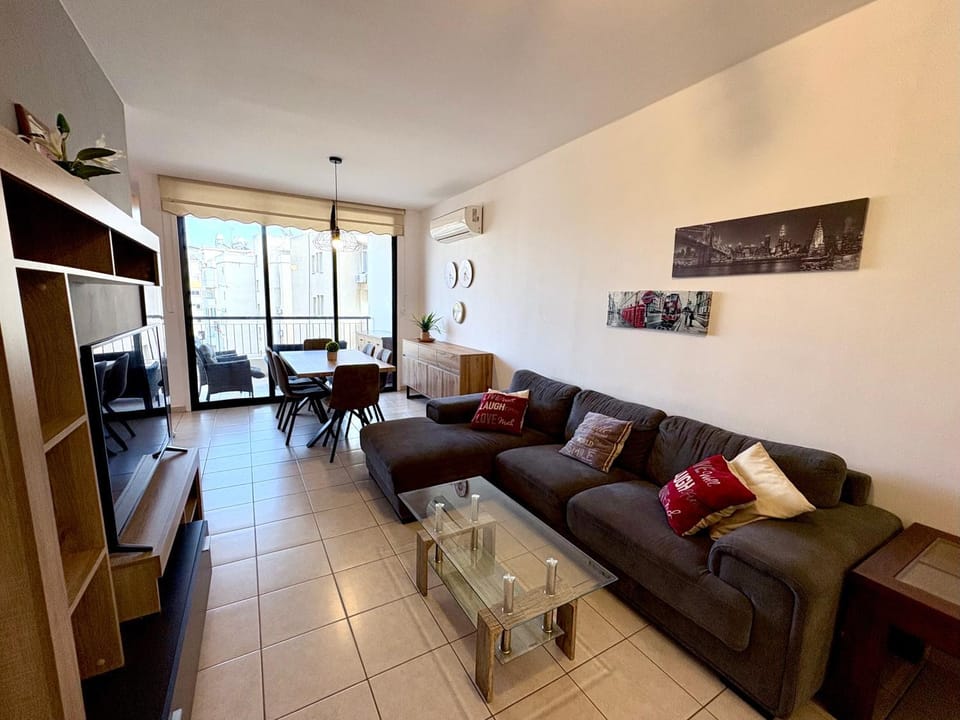 Communal lounge/ TV room, TV and multimedia, Living room, Seating area, Evening entertainment