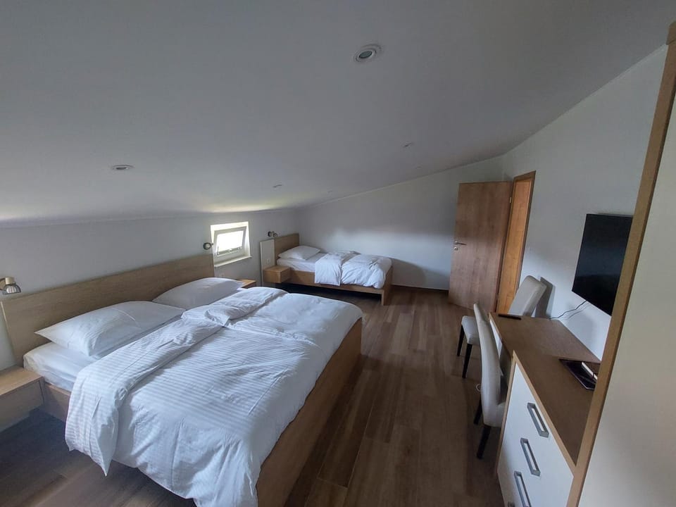 Bed, TV and multimedia, Photo of the whole room, Bedroom