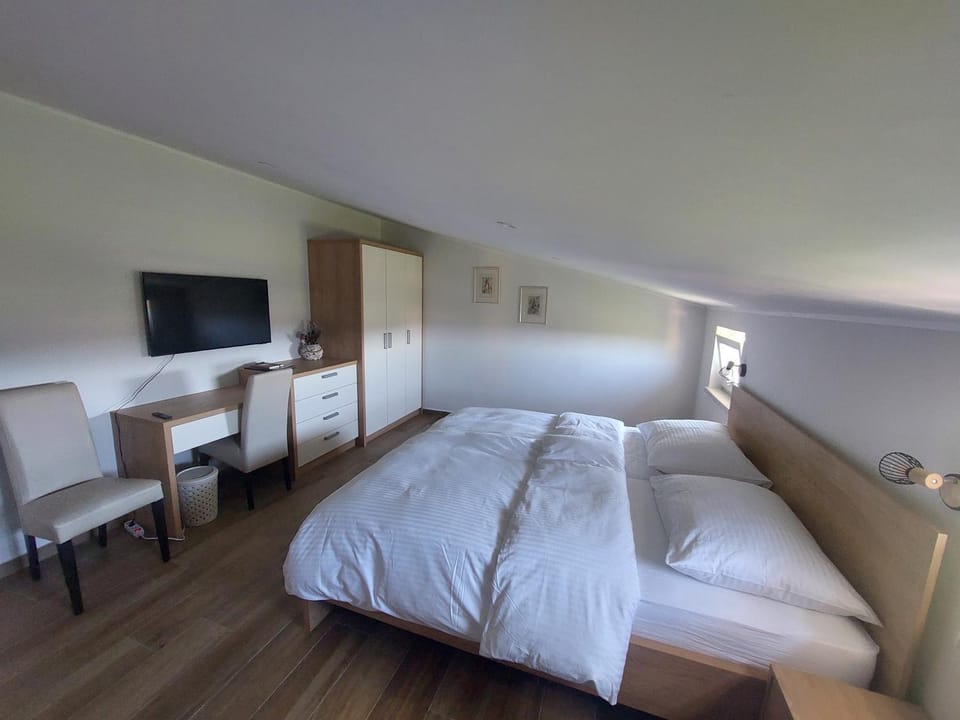 Bed, TV and multimedia, Bedroom, hair dresser