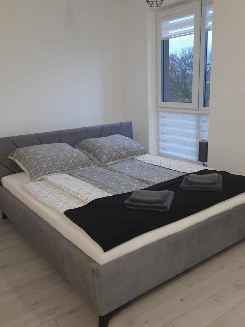 Bed, towels