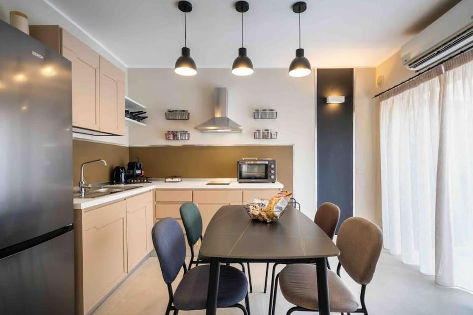 Kitchen or kitchenette, Dining area, stove
